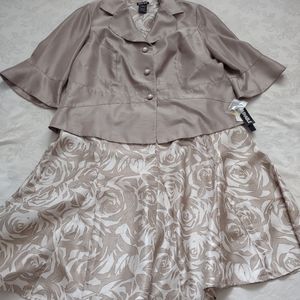 New 🎀 2 piece suit set jacket bell sleeves and skirt flare champagne color